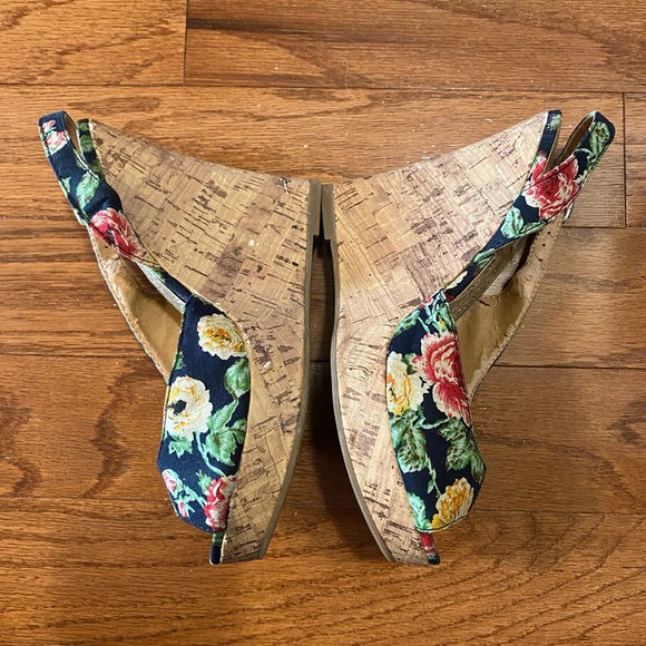 CLASSIFIED BLACK FLORAL WEDGES - Picture 3 of 8